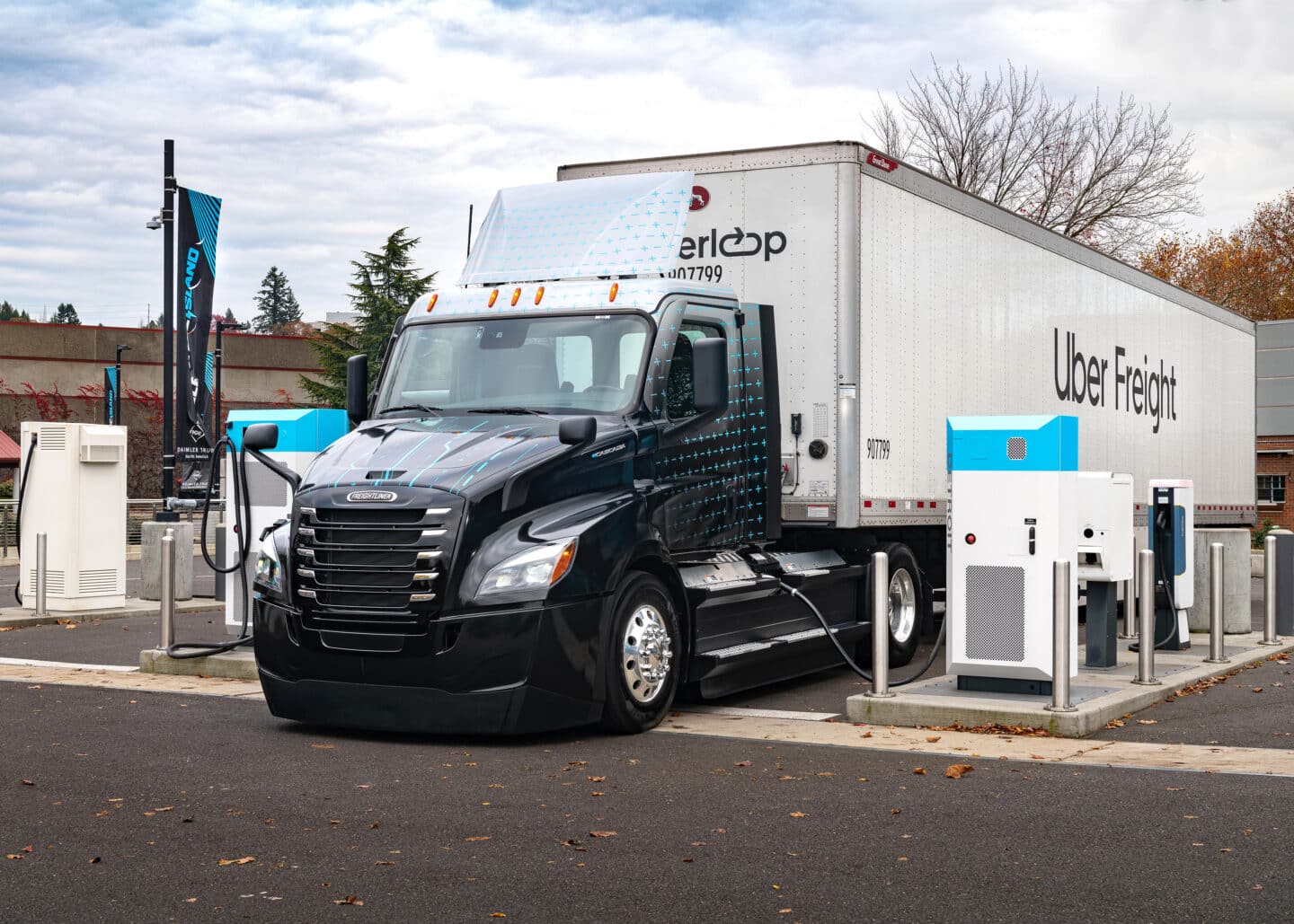 Le nouveau rapport d’Uber Freight présente une feuille de route pour le déploiement de camions électriques à l’échelle nationale