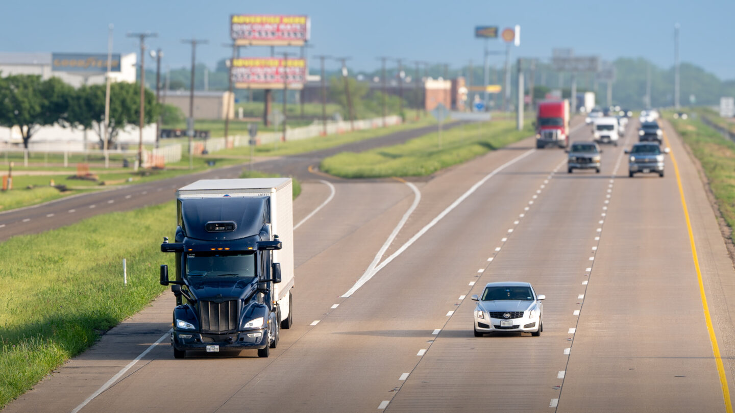 Transporte de mercancías sin conductor: Uber Freight alcanza un hito histórico con Aurora