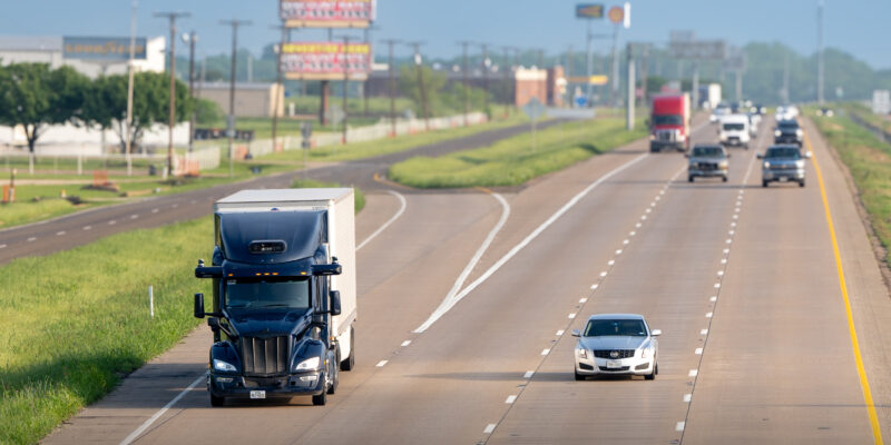 Transporte de mercancías sin conductor: Uber Freight alcanza un hito histórico con Aurora
