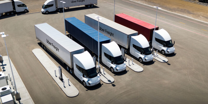 Presentamos el programa acelerador de flotas de vehículos eléctricos de Uber Freight, en colaboración con Tesla