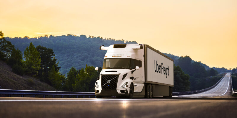 L’autonomie à grande échelle : Uber Freight et les solutions autonomes de Volvo établissent une nouvelle norme pour le camionnage sans conducteur